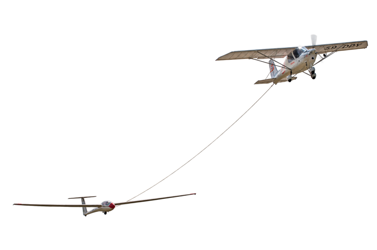 COMCO IKARUS C42 R remorquant un planeur, les deux appareils et le câble visibles